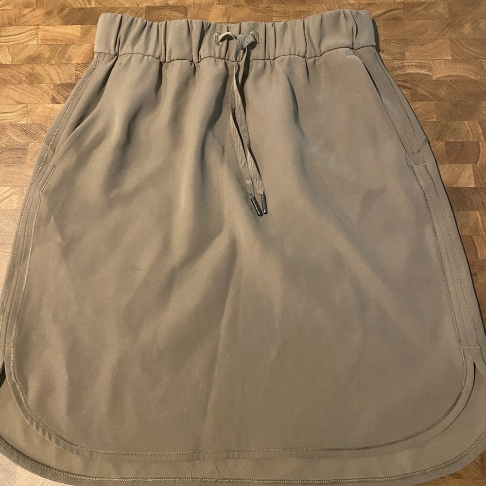 Lululemon women's 2 on the fly lightweight active running skirt tan